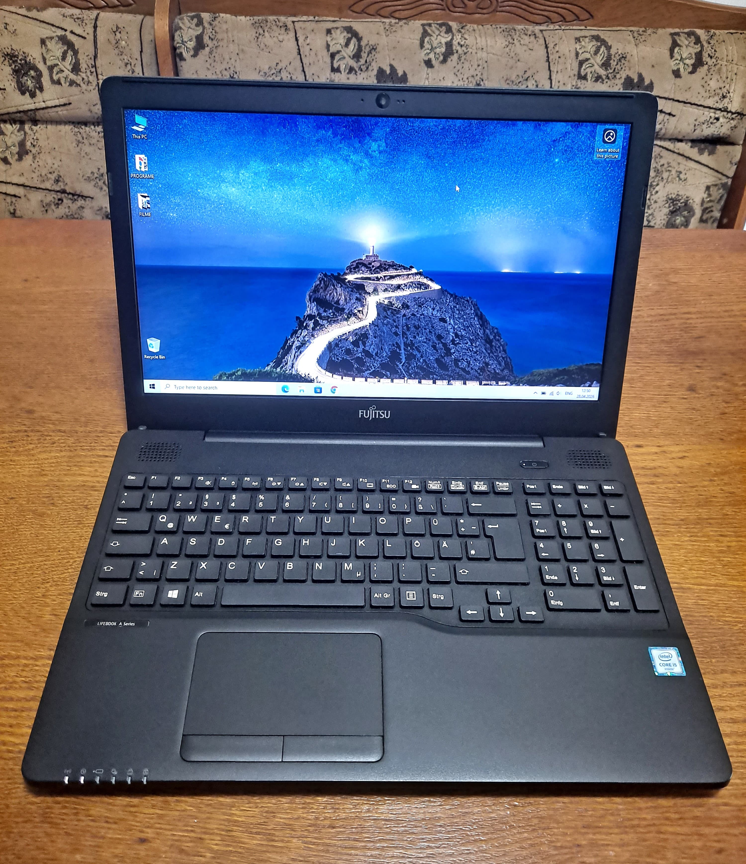 De vanzare laptop Fujitsu LifeBook A556--Procesor i5-6200U--8 GB RAM-DDR4--SSD